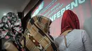 Sejumlah wanita yang terjaring operasi saat rilis di Imigrasi Kelas I Jakarta Pusat, Jumat (21/10). Sebanyak 17 wanita asal Maroko yang diduga sebagai PSK terjaring operasi petugas imigrasi di sebuah diskotek kawasan Senayan. (Liputan6.com/Faizal Fanani)