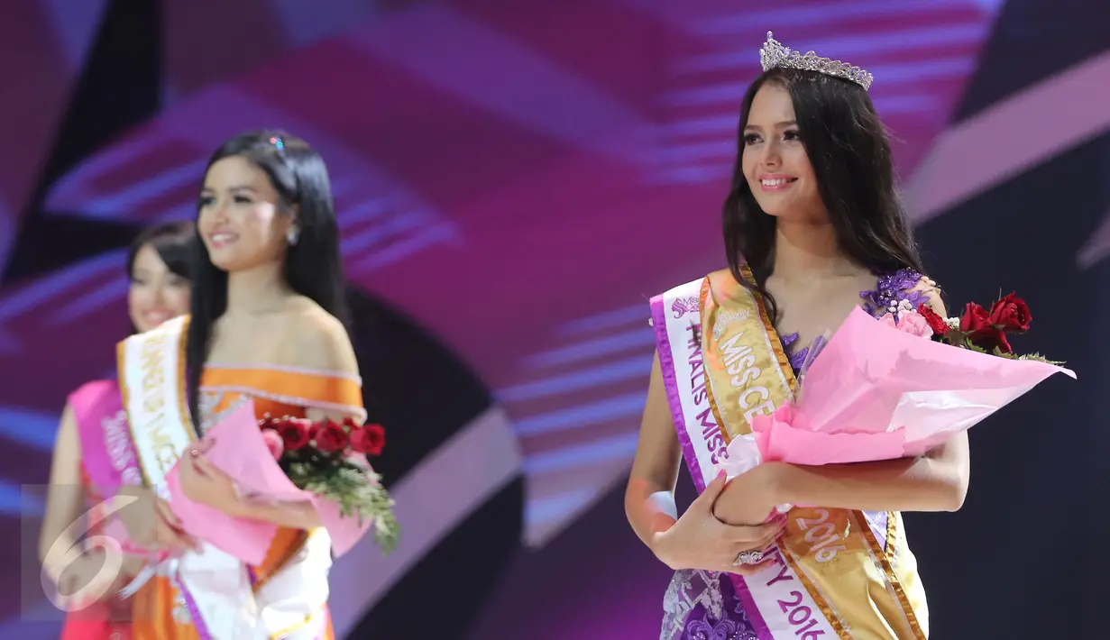 Jasi Michelle Tumbel berpose setelah berhasil meraih mahkota Miss Celebrity Indonesia 2016 pada grand final di Studio 6 Emtek City, Jakarta, Kamis (14/10). Finalis asal Manado itu berhasil menyingkirkan 19 pesaingnya. (Liputan6.com/Herman Zakharia)