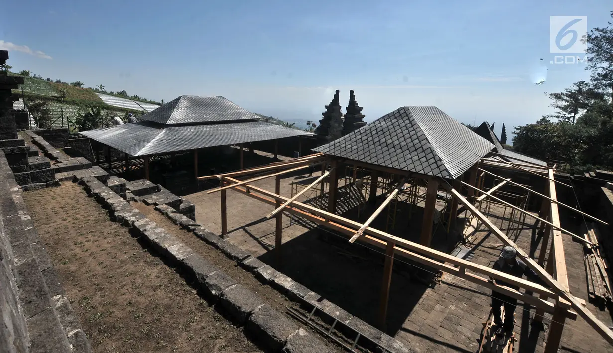 Pekerja memugar pendopo di kompleks Candi Cetho, Karanganyar, Jawa Tengah, Sabtu (25/8). Hal ini agar situs era abad ke-14 tersebut tetap terawat dan lestari. (Merdeka.com/Iqbal Nugroho)
