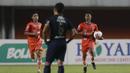 Striker Persiraja Banda Aceh, Assanur Rijal (kanan) meakukan selebrasi usai mencetak gol penyeimbang 1-1 ke gawang Persib Bandung dalam laga matchday ke-3 Grup D Piala Menpora 2021 di Stadion Maguwoharjo, Sleman, Jumat (2/4/2021). Persiraja kalah 1-2 dari Persib. (Bola.com/M Iqbal Ichsan)
