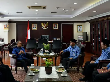 Ketua MPR Zulkifli Hasan berdialog dengan Korps Pegawai Negeri (Korpri) Nasional di Komplek Parlemen, Jakarta, Selasa (9/8). Kedatangan Korpri untuk meminta kejelasan tentang pernyataan perilaku PNS oleh Zulkifli (Liputan6.com/Johan Tallo)