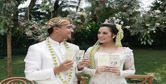 Suasana akad nikah Hamish Daud dan Raisa terasa sangat khidmat. Akad nikah berlangsung di Ayana Mid Plaza, Jakarta, Minggu (3/9)
