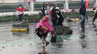 Viral Ibu Berkurudung Pink di Tengah Demo Ricuh Depan DPR (Foto: Arie Basuki/Liputan6.com)