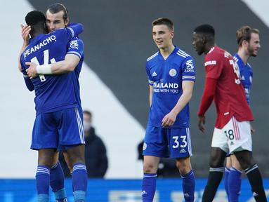 Para pemain Leicester City merayakan kemenangan 2-1 atas Manchester United usai berakhirnya laga lanjutan Liga Inggris 2020/2021 pekan ke-35 di Old Traffod Stadium, Manchester, Selasa (11/5/2021). (AFP/Dave Thompson/Pool)