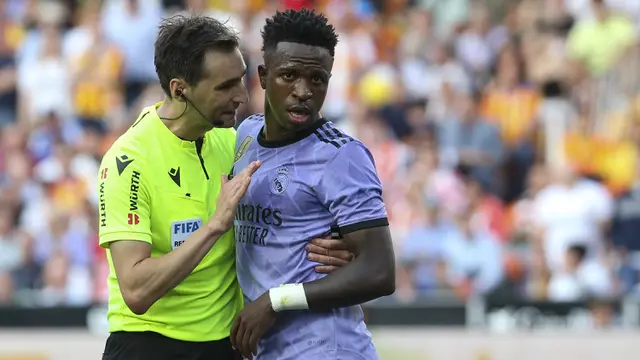 Foto: Detik-detik Vinicius Junior Diusir Wasit setelah Sepanjang Laga Mendapat Perlakuan Rasis dari Suporter Valencia