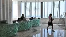 Pemandangan resepsionis J Hotel, hotel mewah tertinggi di dunia, di Menara Shanghai, Shanghai pada 23 Juni 2021. Hotel yang menyediakan 165 kamar mewah ini juga menawarkan layanan pribadi selama 24 jam. (Hector RETAMAL / AFP)