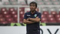 Pelatih Timor Leste, Norio Tsukitate, mengamati anak asuhnya saat latihan di SUGBK, Jakarta, Senin (12/11). Latihan ini persiapan jelang laga Piala AFF 2018 melawan Timnas Indonesia. (Bola.com/Vitalis Yogi Trisna)