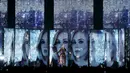 Penampilan penyanyi, Adele di atas panggung BRIT Awards yang digelar di O2 arena, London, Rabu (24/2/2016). Selain Adele, sederet musisi terkenal juga memeriahkan ajang penghargaan bergengsi tersebut. (REUTERS/Stefan Wermuth)