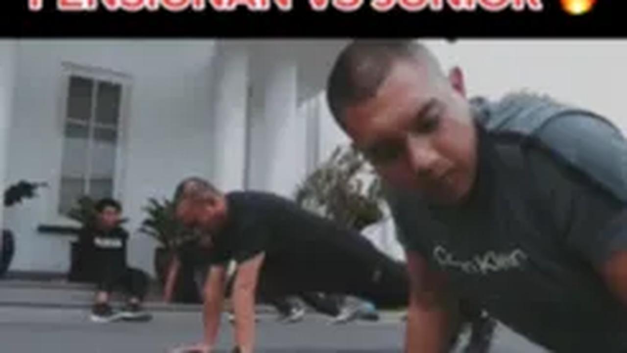 Dalam video yang diunggah oleh Edy Rahmayadi, terlihat ayah dan anak ini adu kekuatan dengan push up bersama-sama di pelataran.<br>