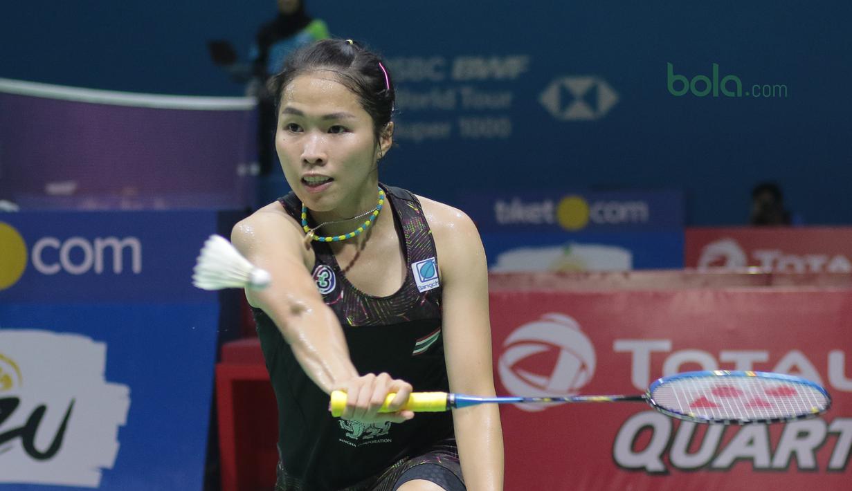 Ratchanok Intanon mengembalikan kok ke arah Gregoria Mariska pada babak kedua tunggal putri Indonesia Open 2018 di Istora Senayan, Jakarta, (5/6/2018). Ratchanok Intanon menang 21-11 17-21 21-14. (Bola.com/Nick Hanoatubun)