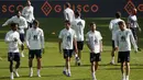 Para pemain Spayol bersiap mengikuti sesi latihan tim di Stadion NSK Olimpiyskiy, Ukraina (12/10/2020). Spanyol akan bertanding melawan Spanyol dalam  lanjutan UEFA Nations League Divisi A Grup 4 (A4). (AP Photo/Efrem Lukatsky)