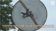 Aksi protes pengendara motor yang menilai rambu larangan sepeda motor mirip gambar kucing.