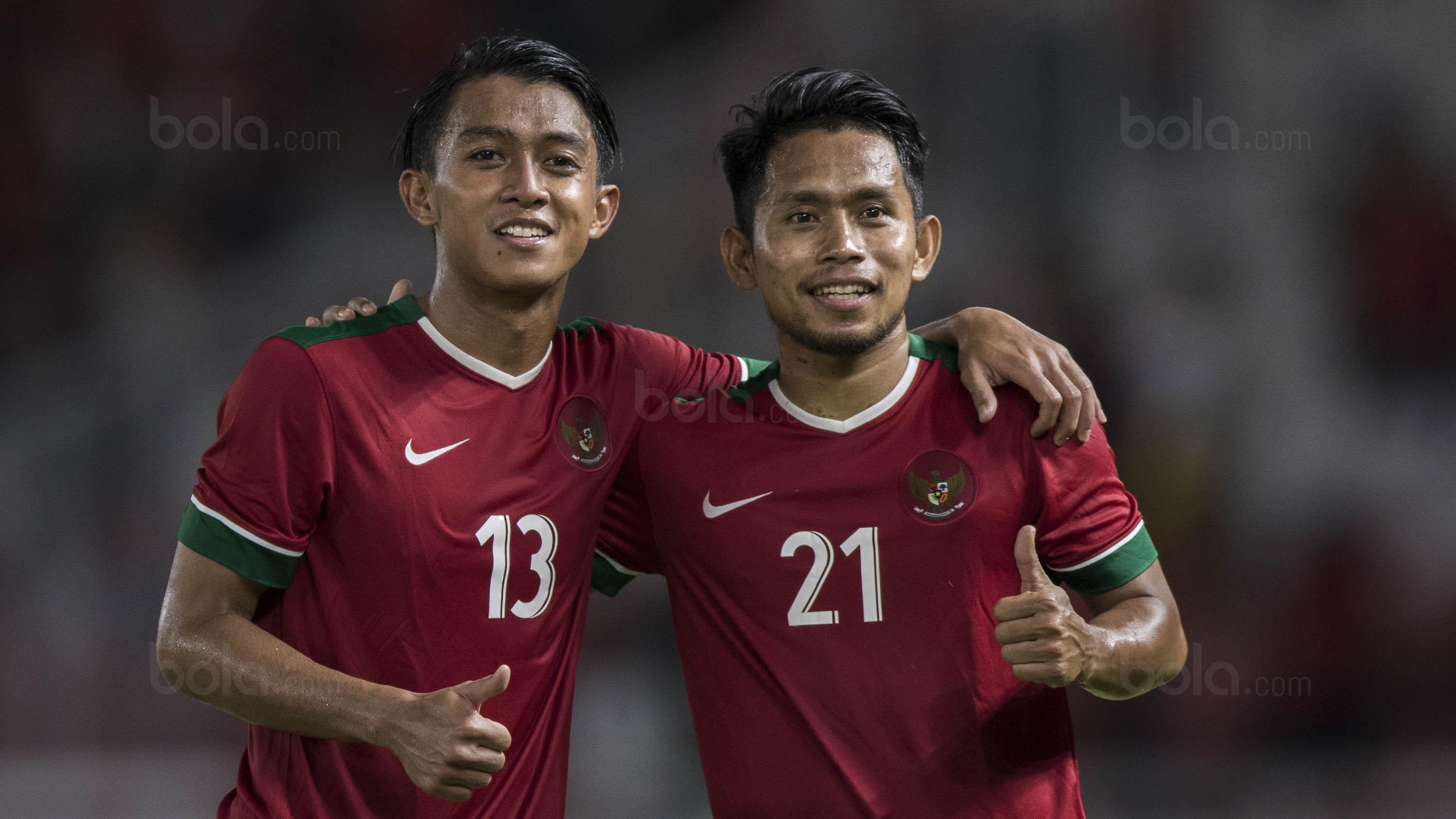 Pemain Timnas Indonesia, Febri Hariyadi, bersama Andik Vermansah foto bersama usai melawan Islandia pada laga persahabatan di SUGBK, Jakarta, Minggu (14/1/2018). Timnas Indonesia kalah 1-4 dari Islandia. (Bola.com/Vitalis Yogi Trisna)