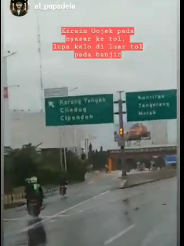 Terobos Banjir, 6 Momen Driver Ojek Online Melayani Pelanggan