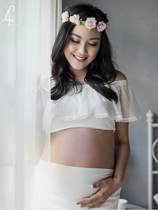 Zivanna melahirkan seorang bayi laki-laki pada 16 November 2017. Kabar Bahagia itu dibagikan oleh pemilik akun diafotografer yang mengabadikan proses kelahiran anak pertama pasangan ini. (Instagram/zivannaletisha)