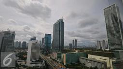 Suasana gedung pencakar langit yang berada di tengah-tengah ibukota, Jakarta, Rabu (21/12). Total yang sudah masuk ke kantong negara sebesar Rp 965 triliun. (Liputan6.com/Angga Yuniar)