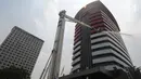 Petugas pemadam kebakaran memadamkan api saat simulasi penanggulangan kebakaran di gedung KPK, Jakarta, Jumat (14/9). Kegiatan itu untuk memberikan pelatihan dan edukasi kepada seluruh pegawai yang berada di gedung KPK (Merdeka.com/Dwi Narwoko)