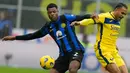 Verona dengan gigih sempat samakan skor lewat Thomas Henry, tapi kecolongan di menit akhir lewat pemain pengganti. Kemenangan ini membuat Inter Milan kokoh di puncak klasemen Liga Italia. (AP Photo/Antonio Calanni)