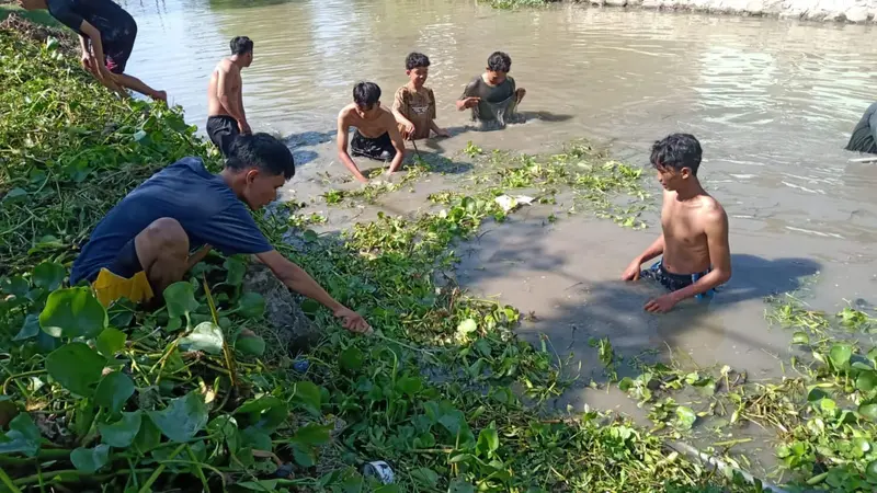 Penghijauan dan Pembersihan Daerah Aliran Sungai Citarum di Desa Pasirtanjung, Kecamatan Lemah Abang, Kabupaten Karawang, Jawa Barat.