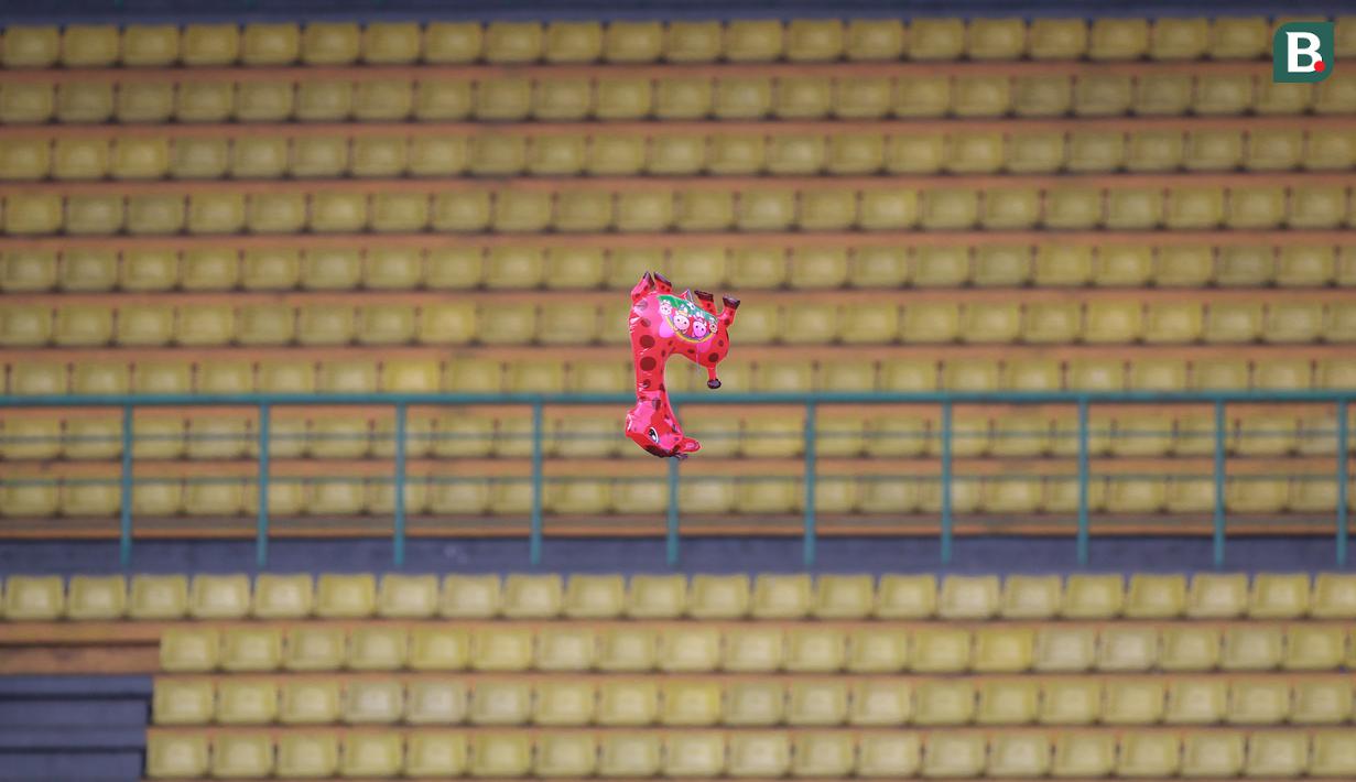 Balon berbentuk jerapah terbang di dalam lapangan pada laga perebutan juara ketiga Piala AFF U-19 2022 antara Timnas Vietnam U-19 melawan Timnas Thailand U-19 yang berlangsung di Stadion Patriot Candrabhaga, Bekasi (15/07/2022). (Bola.com/Bagaskara Lazuardi)