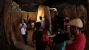 Wisatawan mengunjungi dolmen Menga di Antequera Dolmens  yang baru ini menjadi situs Warisan Dunia UNESCO, Antequera , Spanyol, (17/7). UNESCO meresmikan tiga Dolmen kuno di Spanyol menjadi warisan dunia. (REUTERS / Jon Nazca)