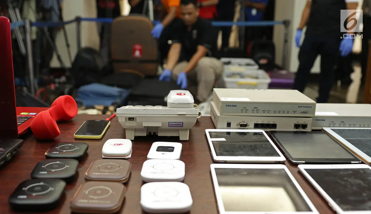 Barang bukti kasus phone fraud diperlihatkan di Polda Metro Jaya, Jakarta, (31/7). Kepolisian RI bersama kepolisian Tiongkok mengamankan 150 pelaku penipuan lewat telepon dengan rincian 145 WNA asal Tiongkok dan 5 WNI. (Liputan6.com/Immanuel Antonius)