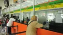 Sejumlah kasir melayani Calon penumpang untuk membeli tiket di Stasiun Senen, Jakarta (3/5/2016). Jelang libur panjang pada tanggal 5 dan 6 Mei penjualan tiket kereta api sudah terjual habis. (Liputan6.com/Gempur M Surya)