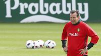 Pelatih Belgia, Marc Wilmots memimpin latihan timnya jelang melawan Wales pada perempat final piala Eropa 2016 di  Girondins de Bordeaux, Le Haillan, Prancis, (28/6/2016). (REUTERS/Regis Duvignau)