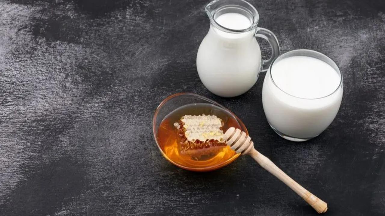 6. Susu Hangat dan Madu: Kombinasi Menenangkan