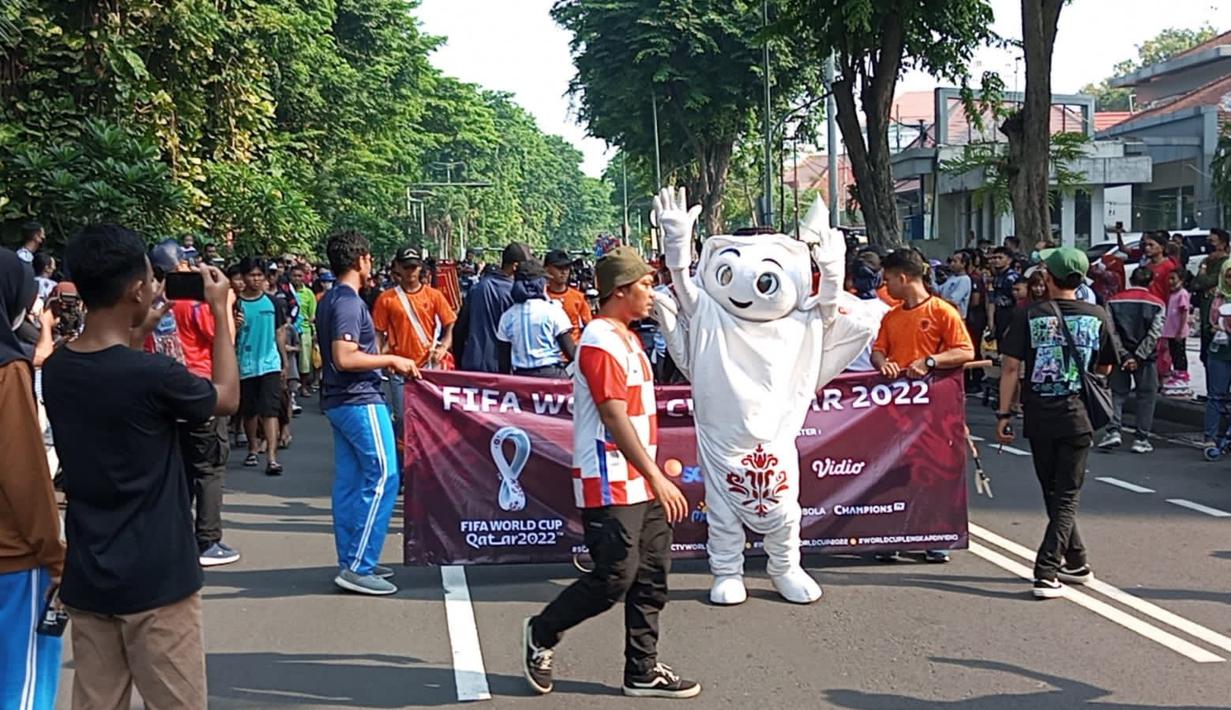 Maskot Piala Dunia 2022, La'eeb bersama tim dari EMTEK melakukan pawai saat acara CFD (Car Free Day) di Surabaya, Sabtu (20/11/2022). (Dok. SCM)