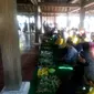 Keluarga hingga masyarakat biasa mendatangi ritual selametan bubur sura di Keraton Kanoman Cirebon. Foto (Liputan6.com / Panji Prayitno)