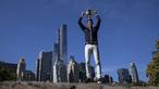 Juara tenis tunggal putra AS Terbuka 2015 asal Serbia, Novak Djokovic, berpose dengan trofi juara di Central Park, New York, AS, Senin (14/9/2015). (Reuters/Carlo Allegri)