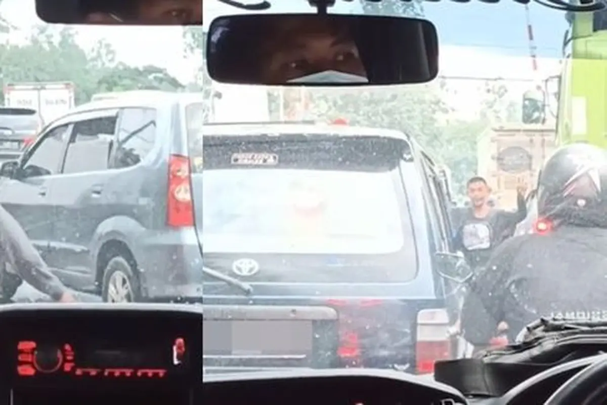 Pria disabilitas bantu buka jalan ambulans