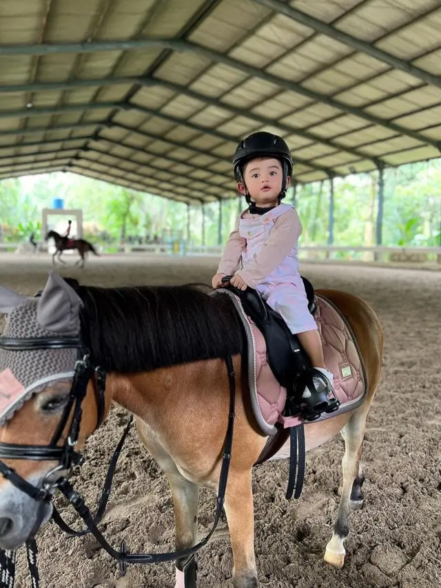 Baby Guzel Anak Ali Syakieb tak takut berkuda