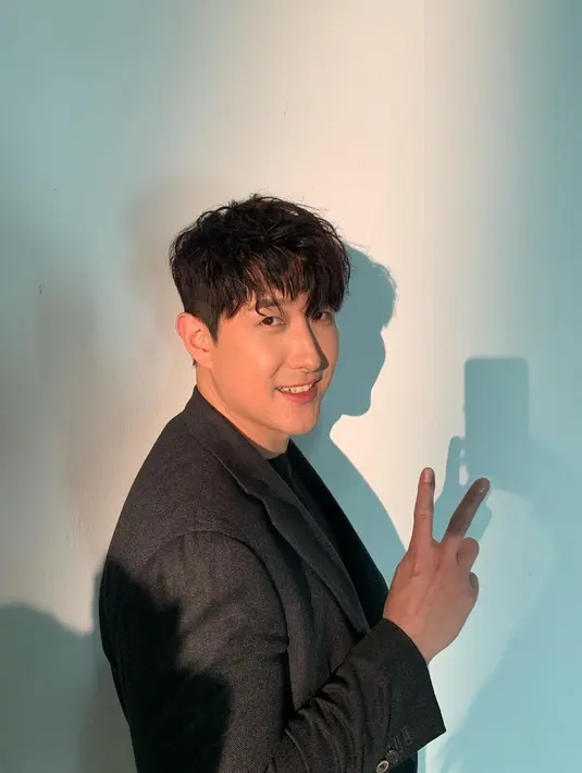 Di luar kesibukannya sebagai pemain baseball, Hwang Jae Gyun kerap melakoni sesi pemotretan. Dalam sesi ini, Jae Gyun mengenakan outfit semi formal dengan menggabungkan setelan jas abu-abu dan kaos hitam.