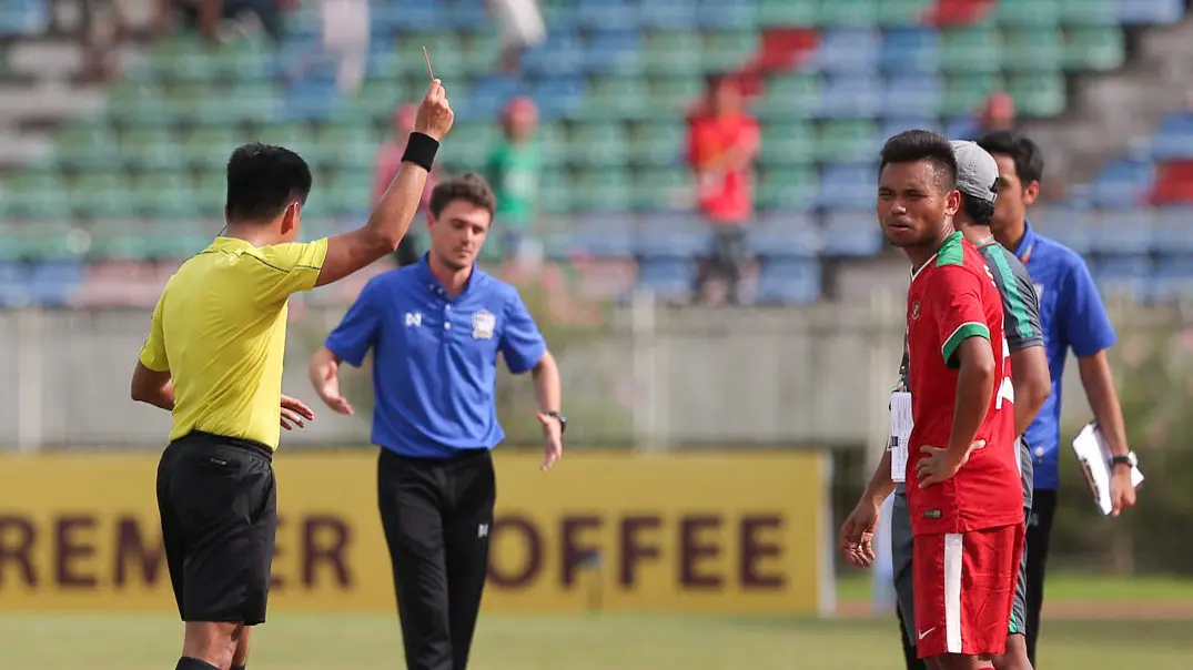 Momen saat pemain timnas Indonesia U-19, Saddil Ramdani mendapatkan kartu merah pada laga semifinal Piala AFF U-18 2017 melawan Thailand. (Liputan6.com/Yoppy Renato)