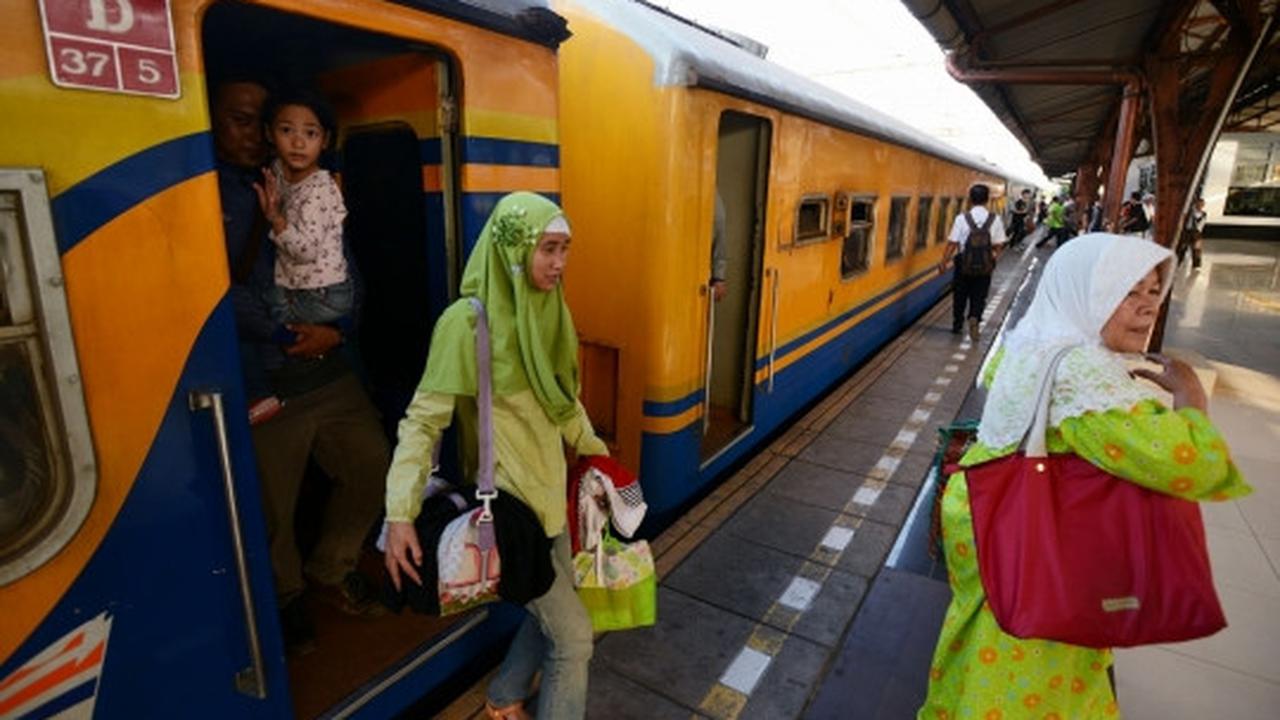 H+4 Lebaran, pemudik mulai padati Stasiun Pasar Senen