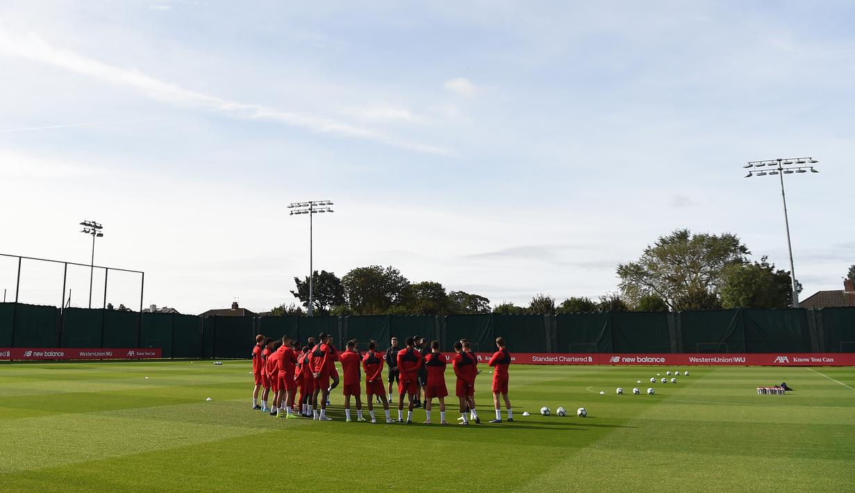 Para pemain Liverpool ambil bagian dalam sesi latihan di Kompleks Melwood, Liverpool, Inggris, Senin (16/9/2019). Liverpool akan menghadapi Napoli pada laga perdana Grup E Liga Champions 2019-2020. (Paul ELLIS/AFP)