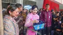 Ketua Dewan Komisioner Otoritas Jasa Keuangan (OJK Friderica Widyasari Dewi didampingi   Presiden Direktur BCA Gregory Hendra Lembong menyaksikan produk tas saat  kegiatan BCA UMKM Fest 2026 di Indonesia Arena, Senayan, Jakarta, Jumat, 21 Agustus 2026. (KLY/ Arie Basuki)