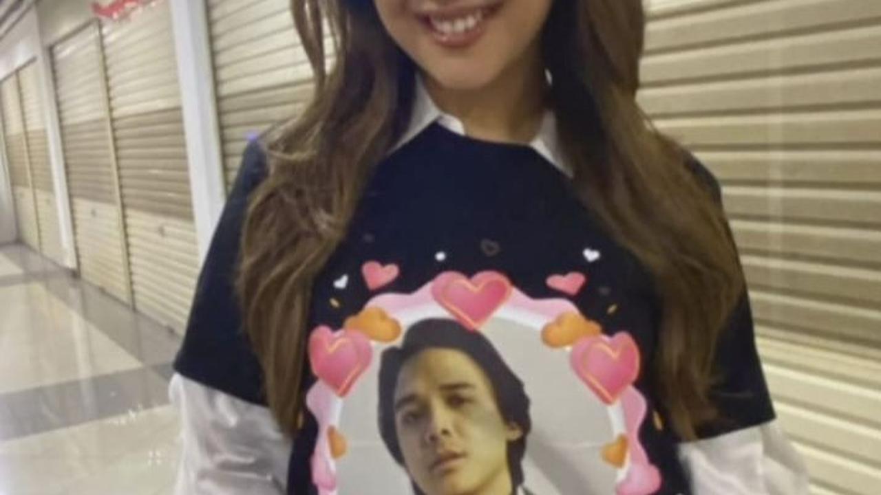 Wanita berusia 33 tahun ini memakai kaos hitam dengan foto Baskara Mahendra&nbsp; bertuliskan “I Love My Husband”.&nbsp; Tulisan tersebut dikelilingi hiasan berbentuk hati berwana pink.