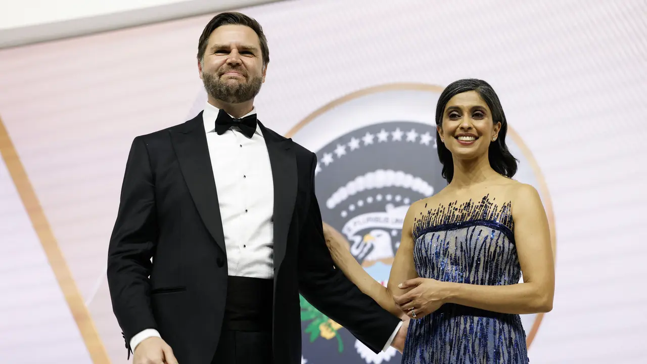 Wakil Presiden AS J.D. Vance (kiri) dan istrinya Usha Vance menari mengikuti lagu The Battle Hymn of the Republic selama pesta pelantikan Panglima Tertinggi di Walter E. Washington Convention Center di Washington, DC, pada tanggal 20 Januari 2025. Patrick