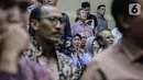 Kerabat dan kolega terdakwa kasus dugaan suap proyek PLTU Riau-1 Sofyan Basir menangis saat pembacaan putusan dalam sidang di di Pengadilan Tipikor, Jakarta, Senin (4/11/2019). Mantan Dirut PT PLN Sofyan Basir divonis bebas karena dinilai tidak terbukti bersalah. (Liputan6.com/Faizal Fanani)