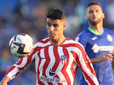 Pemain Atletico Madrid Alvaro Morata mengontrol bola saat melawan Getafe pada pertandingan sepak bola Liga Spanyol di Stadion Alfonso Perez Coliseum, Getafe, Spanyol, 15 Agustus 2022. Atletico Madrid menang 3-0. (Thomas COEX/AFP)