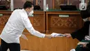 Terdakwa Arif Rachman Arifin bersiap menjalani sidang perdana di Pengadilan Negeri Jakarta Selatan, Rabu (19/10/2022). Sebanyak enam perwira Polri didakwa melakukan tindakan menghalangi penyidikan atau obstruction of justice dalam perkara pembunuhan berencana terhadap Brigadir Nofriansyah Yosua Hutabarat alias Brigadir J.  (Liputan6.com/Faizal Fanani)