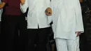 Capres nomor urut 01 Joko Widodo atau Jokowi (kiri) menggandeng Habib Luthfi bin Yahya usai menjalankan ibadah dalam kampanye terbuka di Alun-Alun Brebes, Jawa Tengah, Kamis (4/4). Jokowi menargetkan kemenangan lebih dari 80 persen di Brebes. (Liputan6.com/Angga Yuniar)