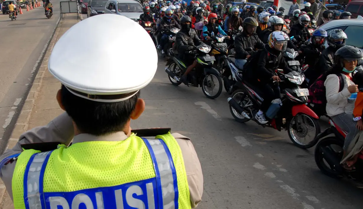 Penjagaan ketat dilakukan aparat Polres Karawang di sekitar pertigaan Lamaran untuk mencegah pengemudi yang nekat melintasi jembatan Lamaran, (26/7/2014). (Liputan6.com/Miftahul Hayat)
