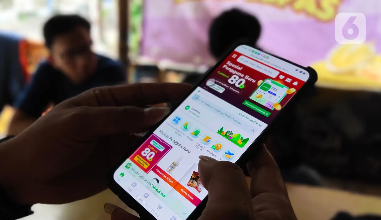 Pelanggan mengecek website tokopedia di Tangerang, Senin (4/5/2020). Tokopedia baru saja diserang hacker, yang mana menyebabkan data kredensial sekitar 91 juta akun pengguna dan 7 juta akun merchant bocor. (Liputan6.com/Angga Yuniar)