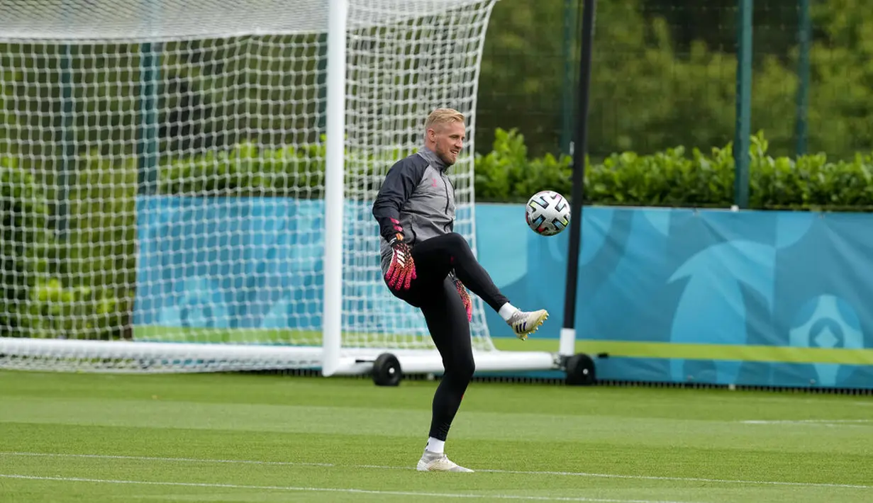 Kiper Denmark, Kasper Schmeichel mengontrol bola saat mengikuti sesi latihan tim di tempat latihan Tottenham Hotspur di London, Selasa (6/7/2021). Denmark akan bertanding melawan Inggris pada babak semifinal Euro 2020 di Stadion Wembley, Inggris. (AP Photo/Thanassis Stavrakis)