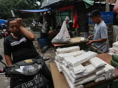 Warga membeli kebutuhan pangan di Pasar Kebayoran Lama, Jakarta, Rabu (21/2/2024). (Liputan6.com/Angga Yuniar)