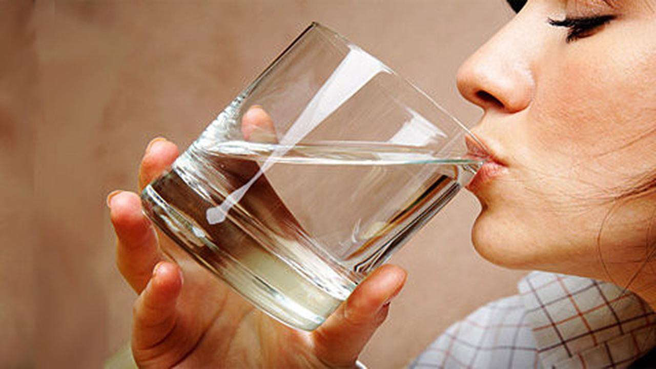 Stop! 5 Kebiasaan minum yang salah